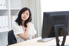 パソコン作業の肩こり予防に!今すぐ試せるストレッチと肩こり解消法